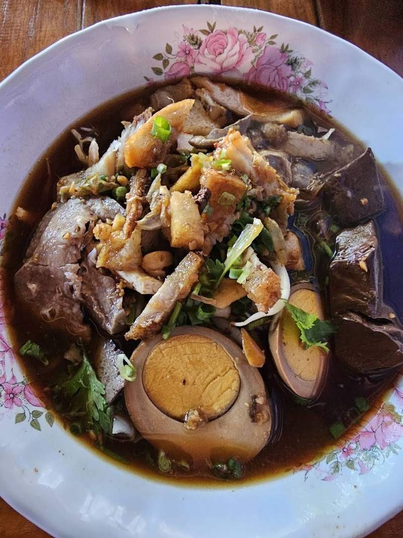 ชามก๋วยจั๊บเส้นม้วน เครื่องในหมู และไข่พะโล้ผ่าครึ่ง