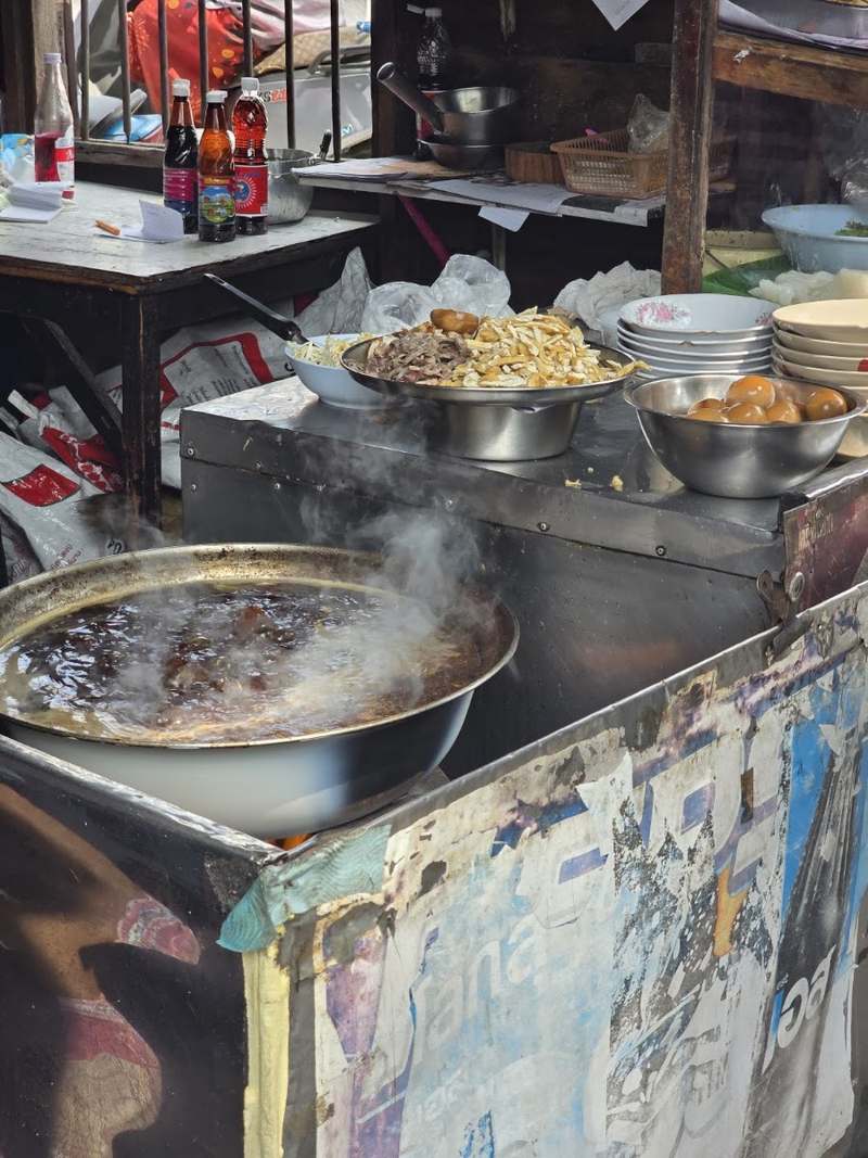 หม้อน้ำซุปก๋วยจั๊บเดือดควันกรุ่นที่โต๊ะปรุง