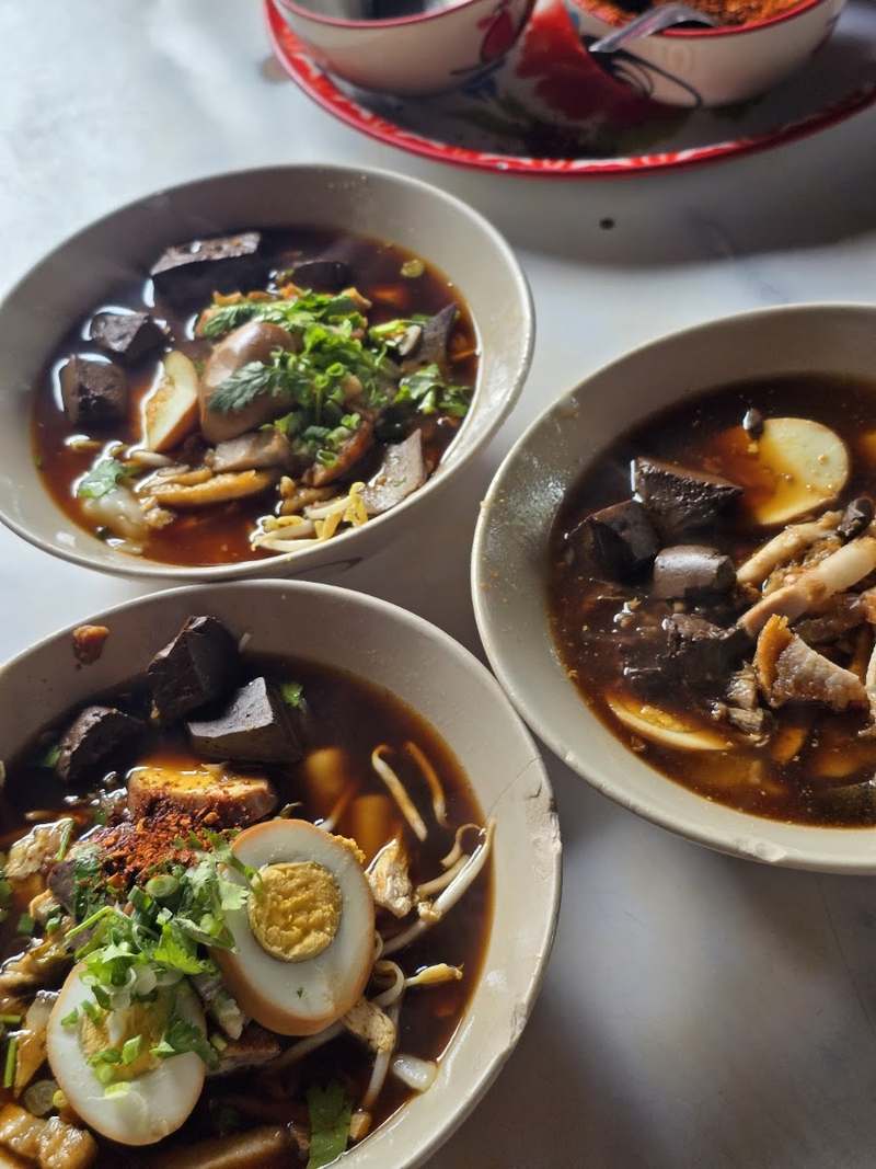 ก๋วยจั๊บสามชาม ใส่เลือดหมู เครื่องใน และไข่พะโล้