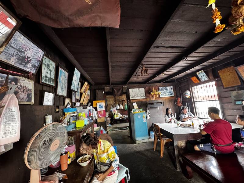 ห้องทานอาหารใต้หลังคาไม้ ผนังประดับรูปเก่า