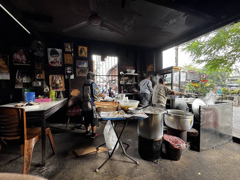 มุมครัวและหม้อน้ำซุปในบ้านไม้