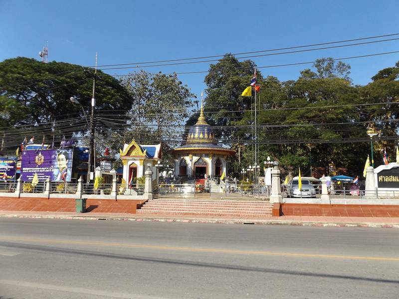 ศาลหลักเมืองจันทบุรีริมถนน มีลานและรั้วสีแดงด้านหน้า